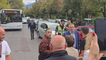 Protestuesit bllokojnë rrugën dhe përplasen me drejtuesit e automjeteve, shoferja zbret nga makina dhe…