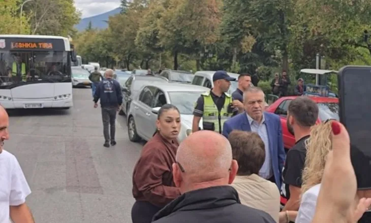 Protestuesit bllokojnë rrugën dhe përplasen me drejtuesit e automjeteve, shoferja zbret nga makina dhe…(VIDEO)