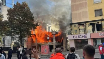 Protestuesit djegin IUTE-n tek rruga e Durrësit