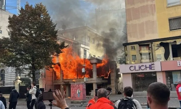 Protestuesit djegin IUTE-n tek rruga e Durrësit
