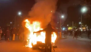 Protestuesit djegin koshat e mbeturinave dhe një kioskë te “9-katëshet”!