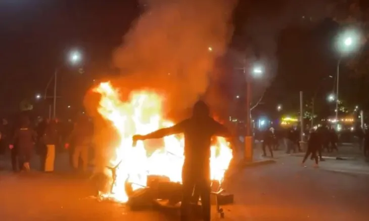 Protestuesit djegin koshat e mbeturinave dhe një kioskë te “9-katëshet”!