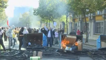 Protestuesit djegin koshat e mbeturinave në mes të rrugës së Elbasanit, bllokojnë qarkullimin