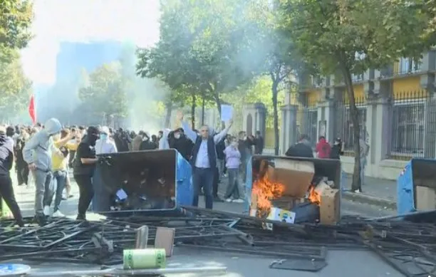 Protestuesit djegin koshat e mbeturinave në mes të rrugës së Elbasanit, bllokojnë qarkullimin