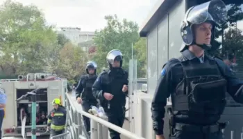 Protestuesit dynden drejt parlamentit me synimin për ta djegur