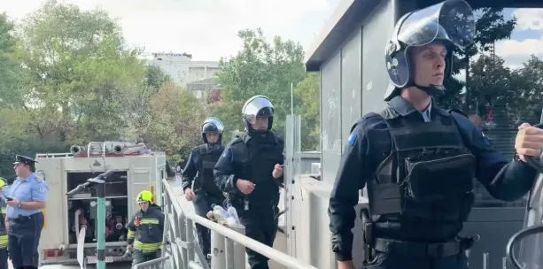 Protestuesit dynden drejt parlamentit me synimin për ta djegur