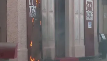 Protestuesit e dhunshëm i vënë zjarrin Teatrit të Kukullave