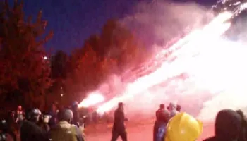 Protestuesit e dhunshëm qëllojnë me breshëri fishekzjarrësh e molotovësh, Policia i shpërndan dhe i ndjek këmba-këmbës!