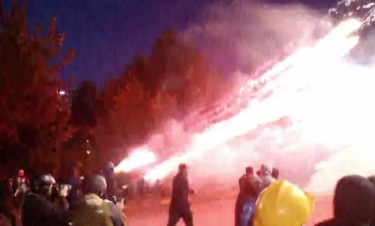 Protestuesit e dhunshëm qëllojnë me breshëri fishekzjarrësh e molotovësh, Policia i shpërndan dhe i ndjek këmba-këmbës!