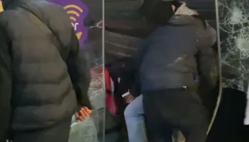 Protestuesit e dhunshëm thyejnë dyqanin e “One”, grabisin celularë dhe pajisje