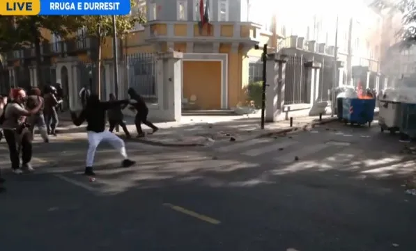 Protestuesit e maskuar dhe studentët degjenerojnë në dhunë, sulmojnë me gurë e sende të forta Policinë! Shkulin dhe pllakat te Ministria e Arsimit