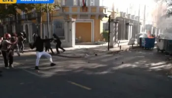 Protestuesit e maskuar dhe studentët degjenerojnë në dhunë, sulmojnë me gurë Policinë! Shkulin pllakat te Ministria e Arsimit, shpërndahen me ujë e gaz (VIDEO)