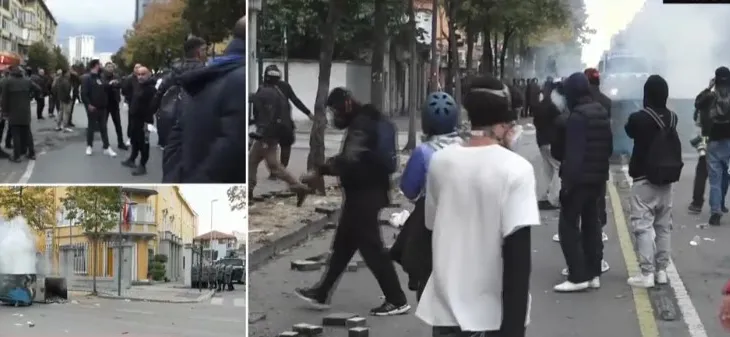 Protestuesit e maskuar shkulin pllakat dhe sulmojnë me gurë e llastiqe, Policia u kundërvihet me forca dhe autobotin e ujit! (FOTO)
