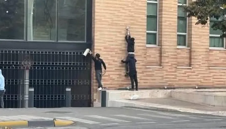 Protestuesit e maskuar sulmojnë edhe Bankën e Shqipërisë, thyejnë kamerat dhe kabinën