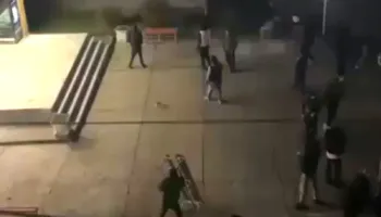 Protestuesit e maskuar sulmojnë konviktet në Tiranë me gurë e leva hekuri, futen brenda godinave