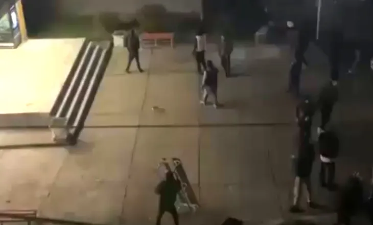 Protestuesit e maskuar sulmojnë konviktet në Tiranë me gurë e leva hekuri, futen brenda godinave