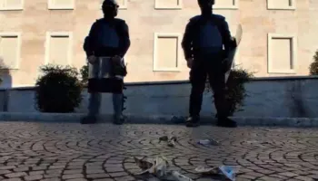Protestuesit e mbetur në bulevard u hedhin kartëmonedha false policëve përpara Kryeministrisë!