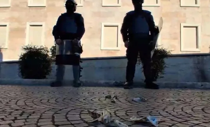 Protestuesit e mbetur në bulevard u hedhin kartëmonedha false policëve përpara Kryeministrisë!