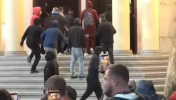 Protestuesit futen në Ministrinë e Ekonomisë, nxjerrin orenditë dhe i djegin