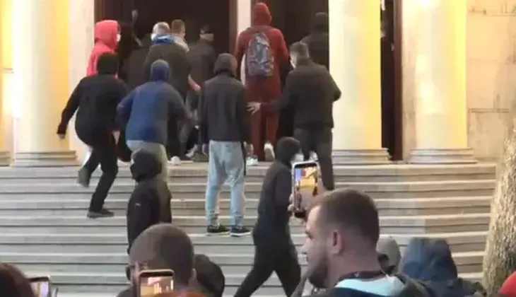 Protestuesit futen në Ministrinë e Ekonomisë, nxjerrin orenditë dhe i djegin