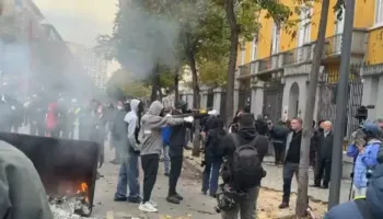 Protestuesit gjuajnë me llastiqe drejt Ministrisë së Arsimit, policia thirrje: Ndaloni dhunën, ose do veprojmë