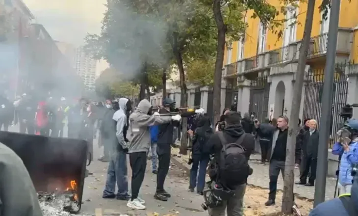 Protestuesit gjuajnë me llastiqe drejt Ministrisë së Arsimit, policia thirrje: Ndaloni dhunën, ose do veprojmë