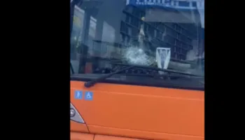Protestuesit godasin me gurë autobusët, thyhen xhamat e tyre