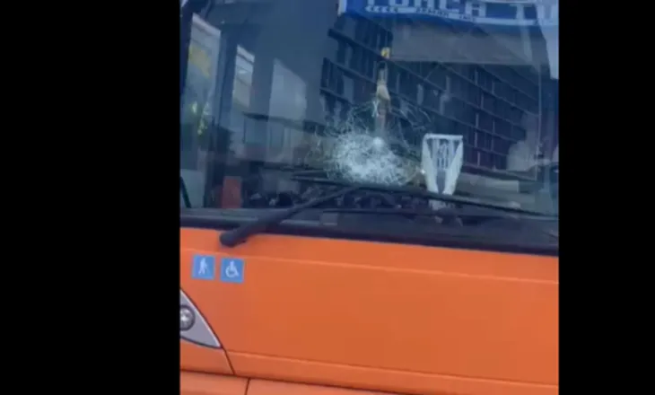 Protestuesit godasin me gurë autobusët, thyhen xhamat e tyre