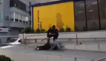 Protestuesit godasin pikën e postës Shqiptare në Durrës, policia dhunon me shkop gome të riun