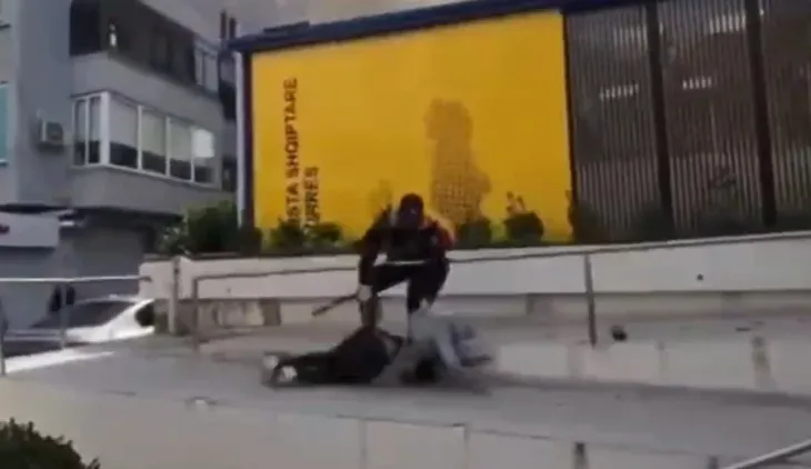 Protestuesit godasin pikën e postës Shqiptare në Durrës, policia dhunon me shkop gome të riun