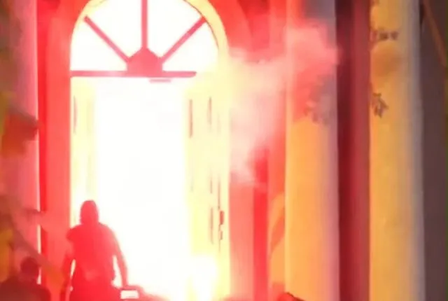 Protestuesit hapin derën e Kryesisë së Kuvendit dhe ndezin zjarr te hyrja e godinës