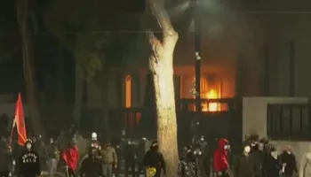 Protestuesit hedhin molotov, përfshihet nga flakët ish-hotel Dajtit (VIDEO)