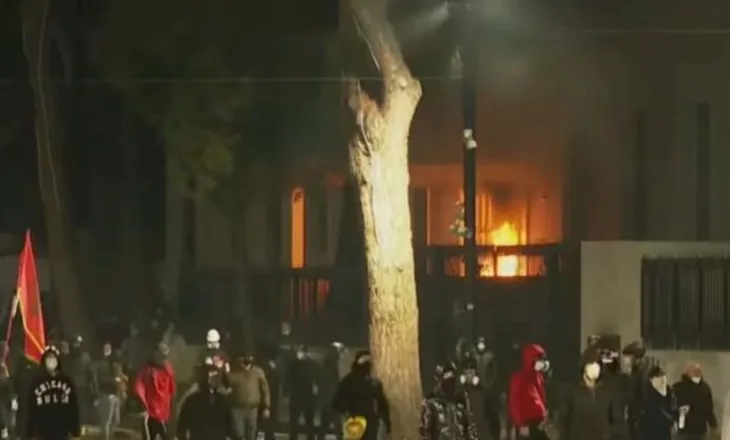 Protestuesit hedhin molotov, përfshihet nga flakët ish-hotel Dajtit (VIDEO)