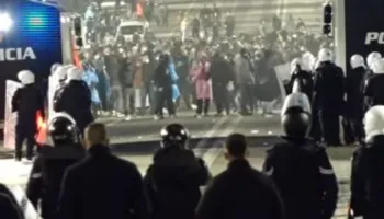 Protestuesit hedhin molotovë drejt Kryeministrisë, policia përdor ujë me presion