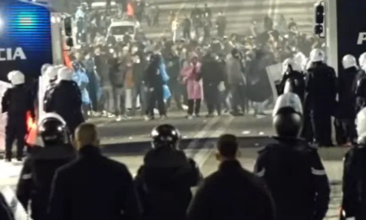 Protestuesit hedhin molotovë drejt Kryeministrisë, policia përdor ujë me presion