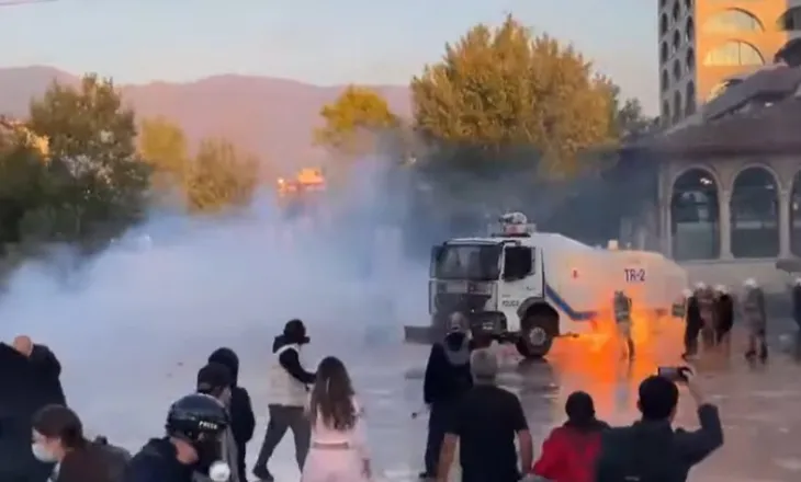 Protestuesit hedhin molotovë, përfshihet nga flakët një efektiv policie, detajet e para