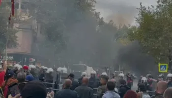 Protestuesit hedhin tymuese drejt efektivëve