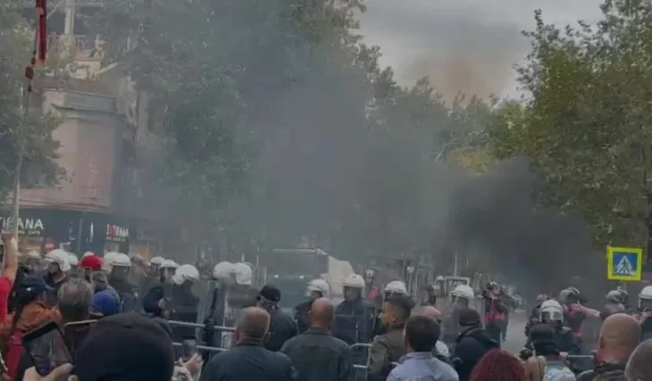 Protestuesit hedhin tymuese drejt efektivëve