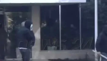 Protestuesit hodhën gurë dhe thyen xhamat, nga selia e PS dalin persona të maskuar dhe me shkopinj në duar