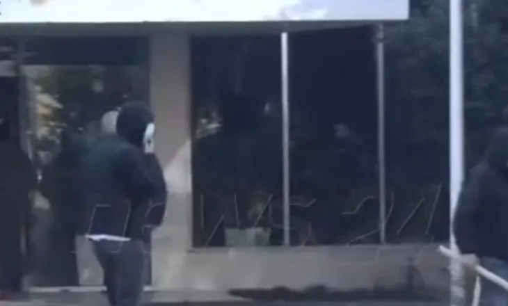 Protestuesit hodhën gurë dhe thyen xhamat, nga selia e PS dalin persona të maskuar dhe me shkopinj në duar