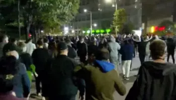 Protestuesit i drejtohen Parlamentit, bëjnë thirrje për grumbullim! Policia shton forcat edhe te Bashkia, bën shoqërime të dyshuarish