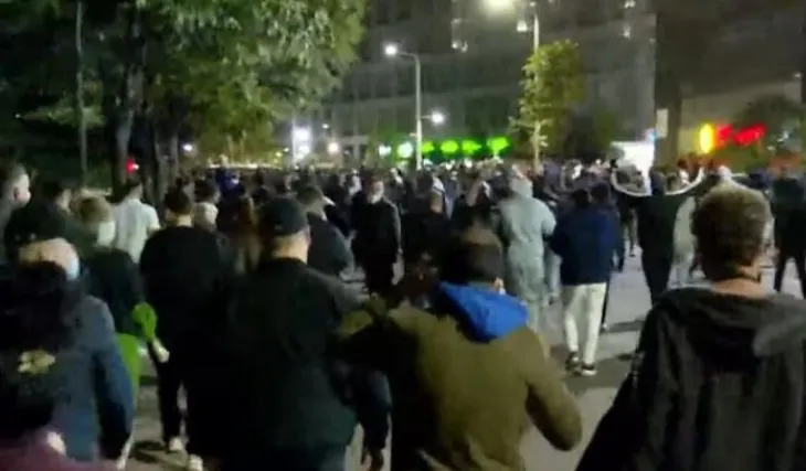 Protestuesit i drejtohen Parlamentit, bëjnë thirrje për grumbullim! Policia shton forcat edhe te Bashkia, bën shoqërime të dyshuarish