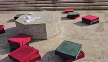 Protestuesit i refuzojnë përsëri dialogun e Ramës, ia “përmbysin sofrën” dhe grisin ftesat mbi tavolinën e gurit para Kryeministrisë!