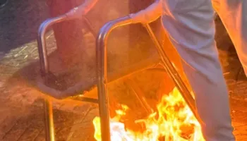 Protestuesit i vendosin flakën një karrige: Hajde për dialog tani