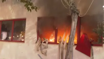 Protestuesit i vënë flakën Komisariatit Nr.3, rrezikohen të paraburgosurit te ‘Mine Peza’