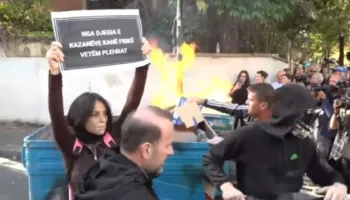 Protestuesit i vënë flakën koshave të mbeturinave pranë Ministrisë së Arsimit dhe hedhin gurë drejt policisë