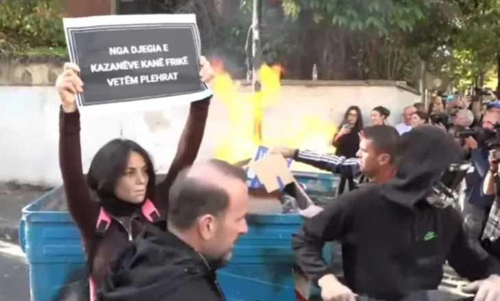 Protestuesit i vënë flakën koshave të mbeturinave pranë Ministrisë së Arsimit dhe hedhin gurë drejt policisë