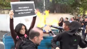 Protestuesit i vënë flakën koshit të mbeturinave pranë hyrjes së Ministrisë së Arsimit, Policia e pozicionuar në rrugicë