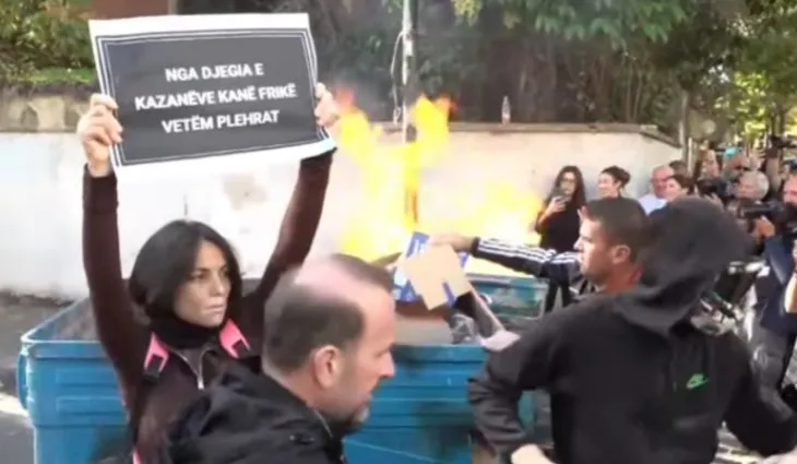 Protestuesit i vënë flakën koshit të mbeturinave pranë hyrjes së Ministrisë së Arsimit, Policia e pozicionuar në rrugicë