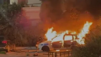 Protestuesit i vënë flakën makinës së Policisë dhe tentojnë të djegin Komisariatin nr. 2